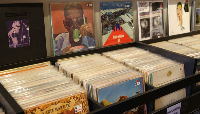 Vendas de vinil ultrapassam as de CD pela primeira vez desde 1987