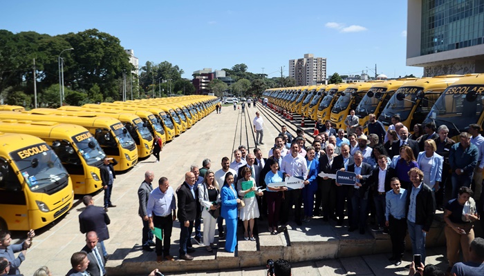  Governador entrega mais 173 ônibus escolares para a rede pública do Paraná