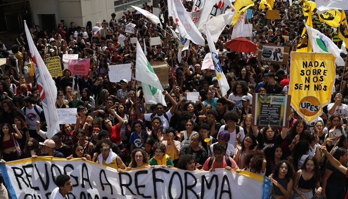 Entidades ligadas à educação aprovam suspensão do novo ensino médio