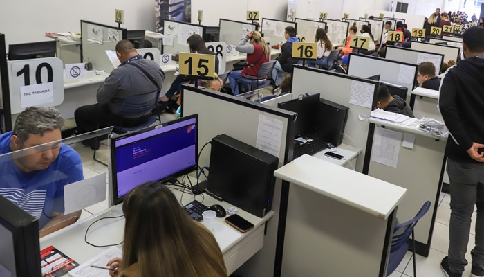  Agências do Trabalhador iniciam a semana com 13,6 mil vagas disponíveis
