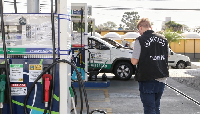  Ação do Procon/PR verifica se postos de combustíveis destacam preços dos produtos