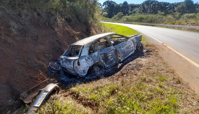 Reserva do Iguaçu - Veículo é destruído pelo fogo após acidente na PR-459