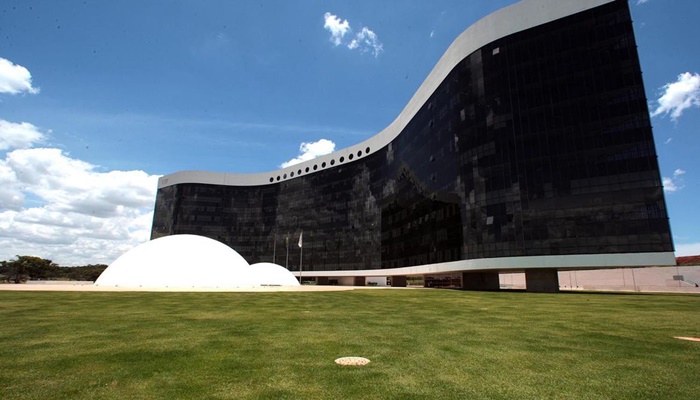 PGE pede que Bolsonaro se torne inelegível por mentiras sobre urnas