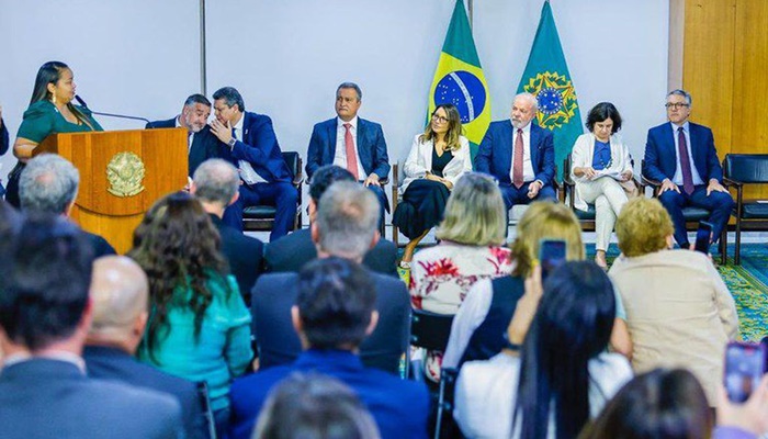Lula assina projeto de lei que garante verba para piso da enfermagem