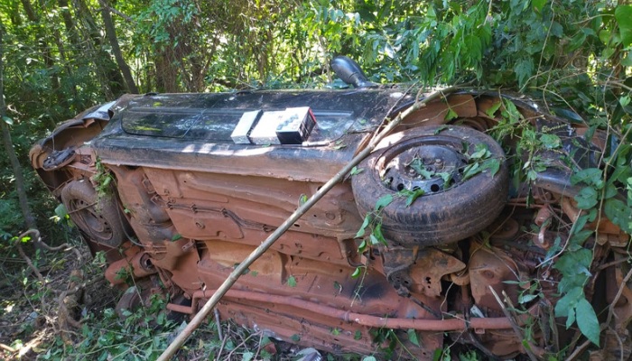 Guaraniaçu - Carro sai da pista e capota na BR 277