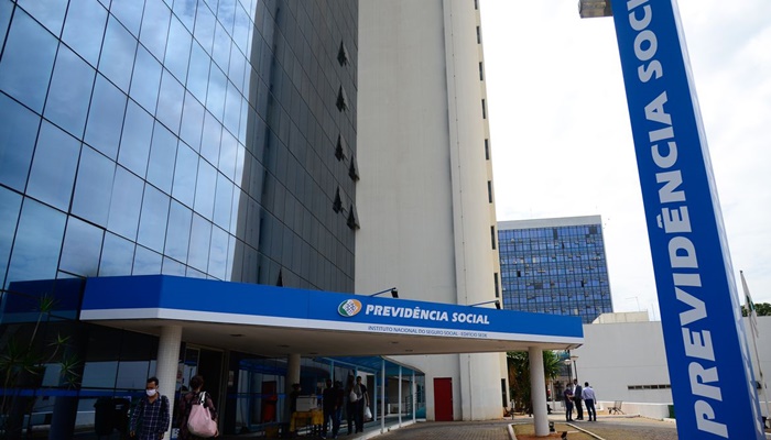 INSS precisa de recursos para reduzir filas, diz Carlos Lupi