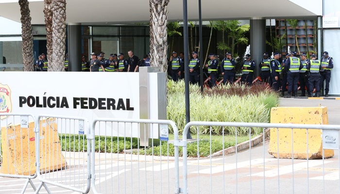 Bolsonaro chega à Polícia Federal para depor sobre atos golpistas