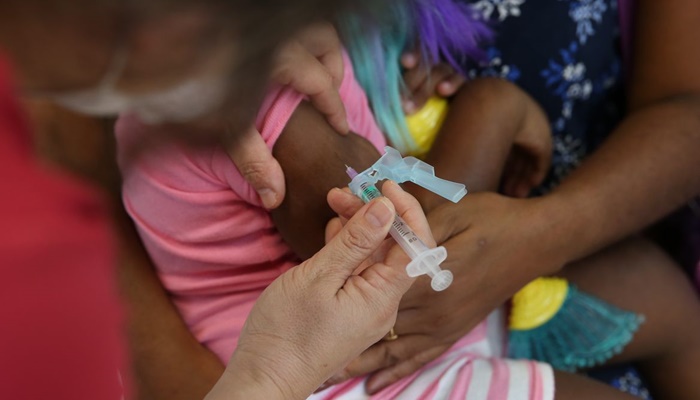 Covid-19 recua e aumentam infecções respiratórias entre crianças 