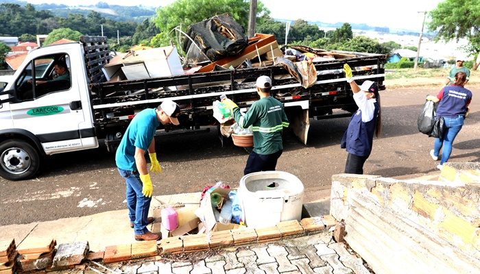 Laranjeiras - Mutirão contra a dengue recolhe 6 toneladas de lixo na região do Água Verde