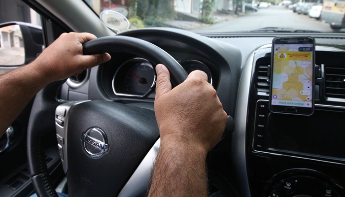 Motoristas de aplicativos, como Uber e 99, fazem greve em todo o país