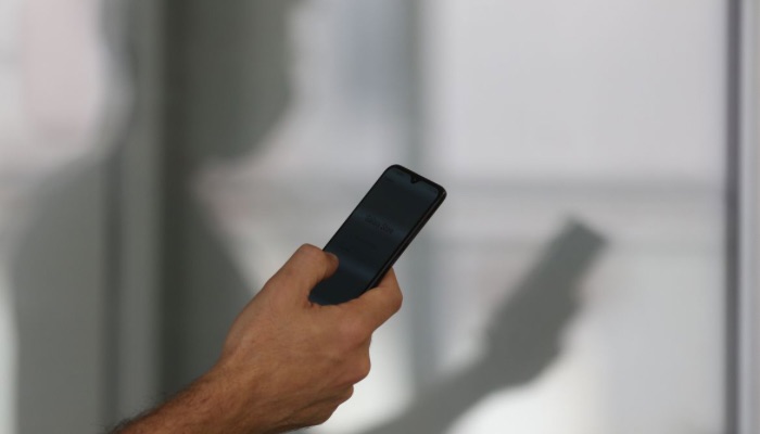  Apenas 37% de quem usa internet somente no celular checam informações