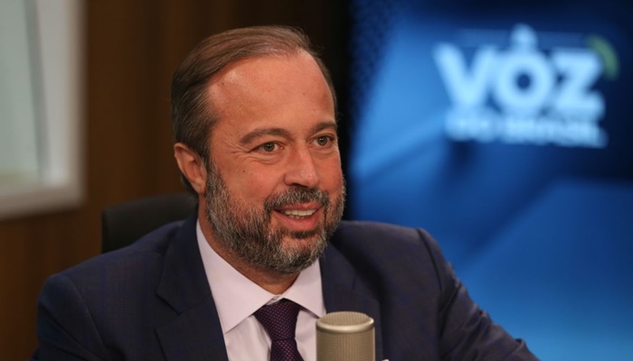 Postos serão fiscalizados para garantir queda nos preços, diz ministro