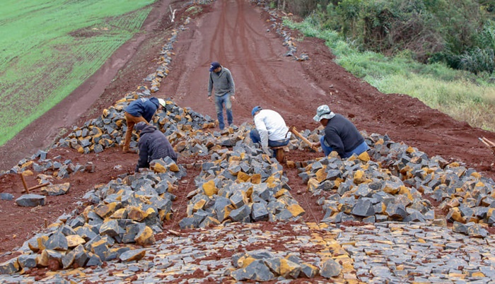 Guaraniaçu - Viação e Obras conclui o último trecho de desvio para finalização da pavimentação em calçamento do Gramadinho