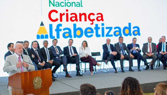 Governo deve investir R$ 3 bilhões para alfabetização na idade certa