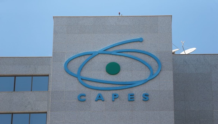 Capes regulamenta acúmulo de bolsa com outras remunerações