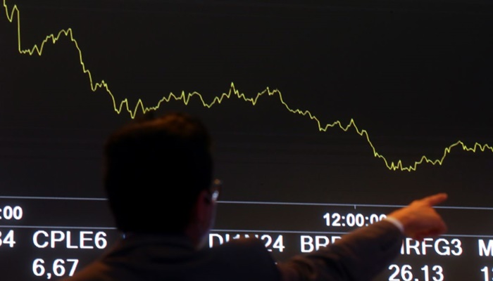 Dólar sobe para R$ 4,98 em mais um dia de turbulência no mercado