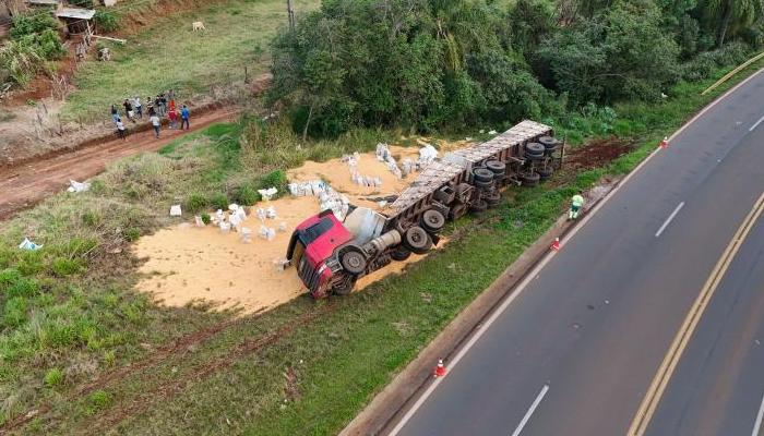 Carreta tomba na BR-277 e motorista morre no acidente em Candói