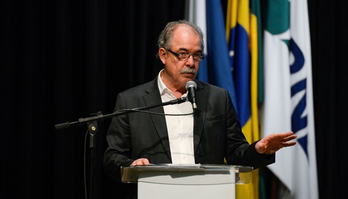 Mercadante defende salto de qualidade na indústria da saúde