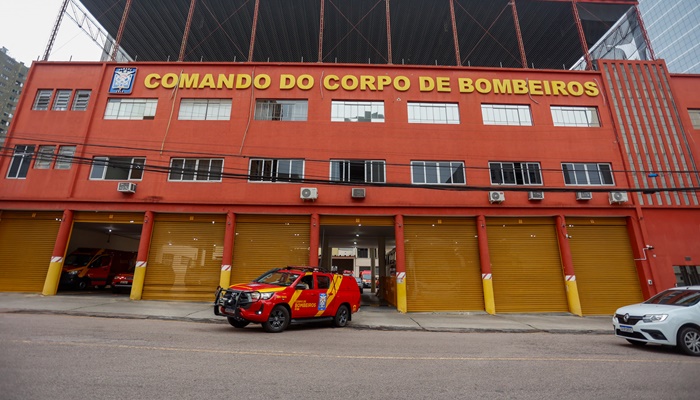  Corpo de Bombeiros do Paraná recebe doações para moradores do Rio Grande do Sul
