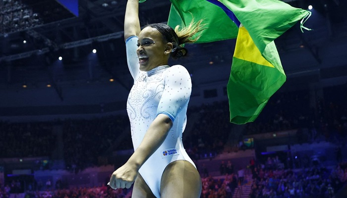 Rebeca Andrade leva prata nas barras assimétricas na Copa do Mundo