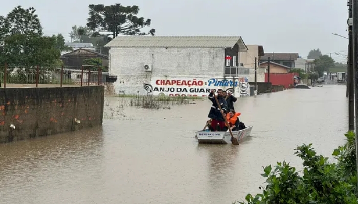 SC deixa moradores ilhados, mais de 10 rodovias interditadas e bairros embaixo d’água