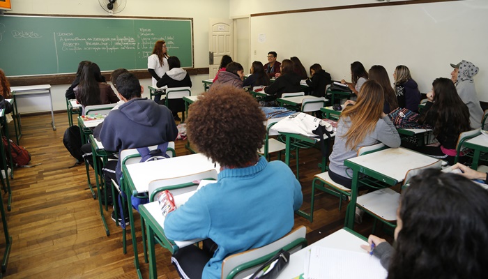  Educação prevê mais de 300 psicólogos e assistentes sociais para atuar nas escolas estaduais