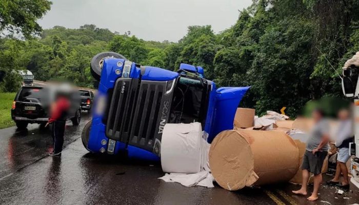 Carreta tomba na BR-277 e motorista morre no acidente em Candói