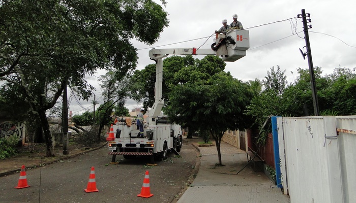  Equipes da Copel trabalham para restabelecer fornecimento de energia em todas as regiões