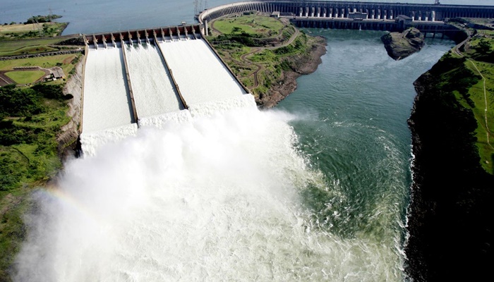 Itaipu abre vertedouro para escoar excesso de água 