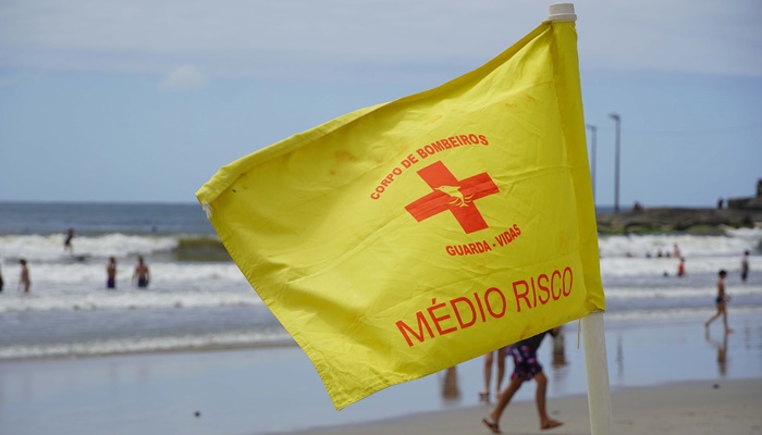  Verde, amarela, vermelha e preta: bandeiras na orla ajudam a orientar banhistas