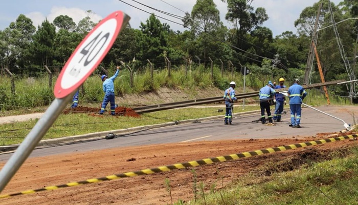  Copel recupera energia em quase 100% das casas atingidas pelos temporais de terça-feira