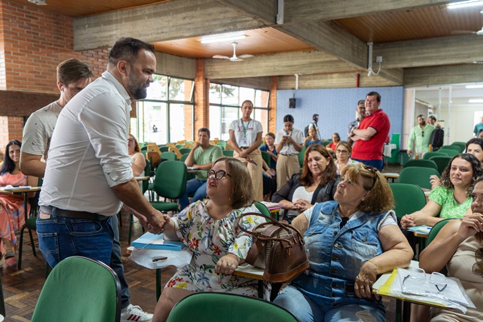  1.195 professores e pedagogos começam a tomar posse para reforçar educação do Paraná