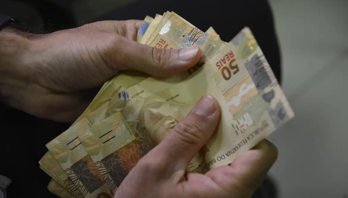 Salário mínimo de R$ 1.412 começa a ser pago nesta quinta-feira