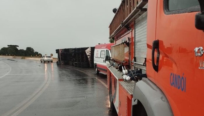 Candói - Caminhoneiro fica ferido após tombar caminhão no viaduto da BR-373