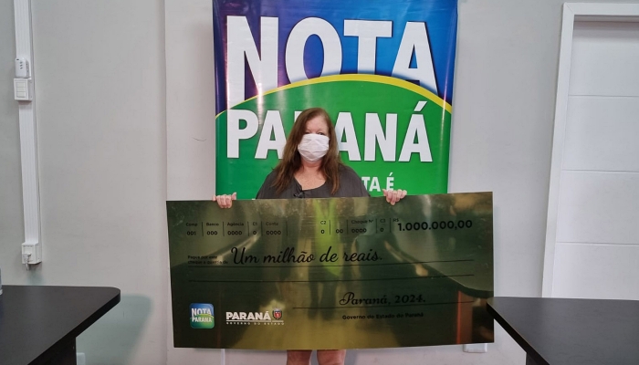 Moradora de Paranaguá recebe cheque de R$ 1 milhão do Nota Paraná um dia após aniversário