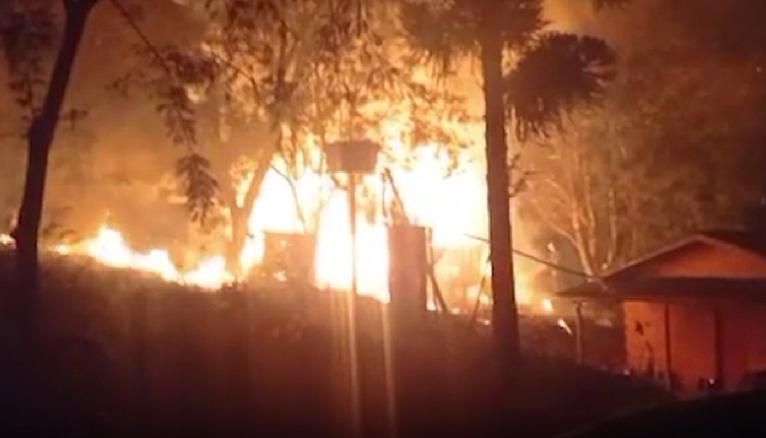 Laranjeiras do Sul - Casa de madeira é destruída pelo fogo