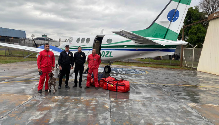  Cães e bombeiros do Paraná embarcam para o RS para ajudar em buscas por vítimas