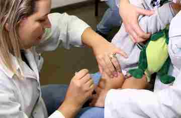 Férias: atualizar a carteira de vacinação protege crianças e jovens em passeios e viagens