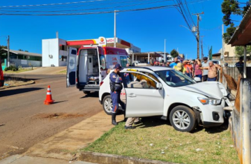 Laranjeiras do Sul - Condutor tem mal súbito e bate carro em muro