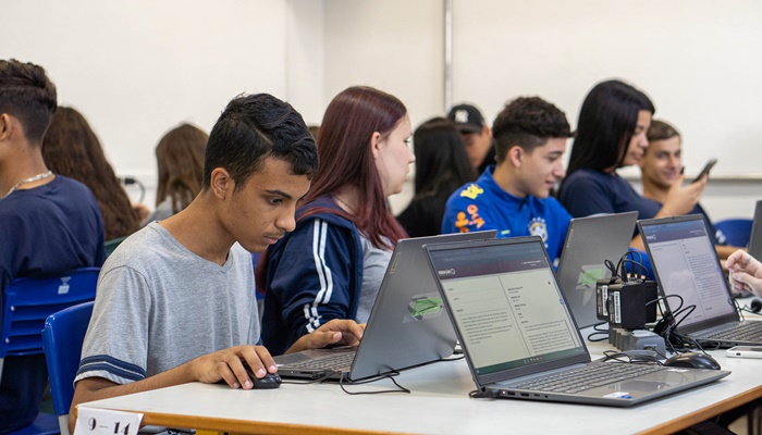  Paraná adota IA para aprimorar ensino de matemática nas escolas da rede estadual