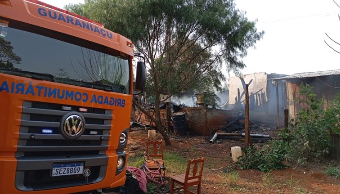 Guaraniaçu - Bombeiros combatem incêndio em residências 