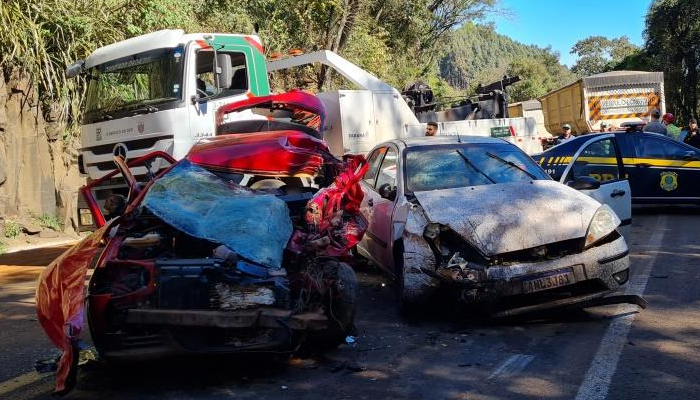 Laranjeiras do Sul - Grave acidente deixa vitima presa às ferragens e bloqueia BR 277