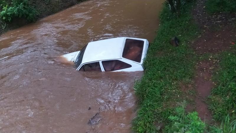  Laranjeiras - Veículo sai da pista e caiu dentro de riacho na PR 158