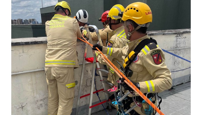 Bombeiros resgatam mulher que ficou pendurada em 9º andar de prédio em Curitiba