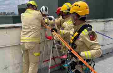 Bombeiros resgatam mulher que ficou pendurada em 9º andar de prédio em Curitiba