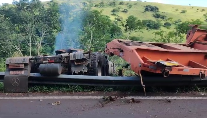 Marquinho - Caminhoneiro morre após tombar caminhão na PR-158