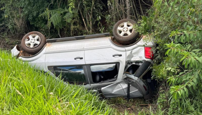 Laranjeiras do Sul - Três pessoas ficam feridas após capotamento próximo ao trevo da UFFS na PR-158