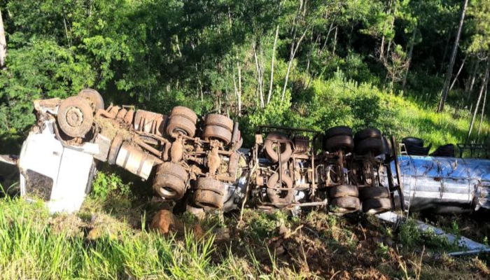 Laranjeiras do Sul - Carreta tomba após colisão com caminhonete na PR-158