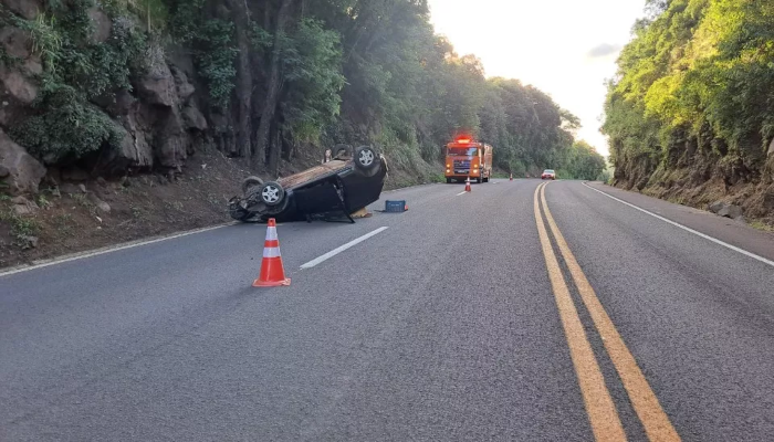 Guaraniaçu - Carro bate contra barranco e capota na BR-277