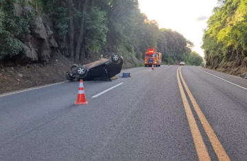 Guaraniaçu - Carro bate contra barranco e capota na BR-277